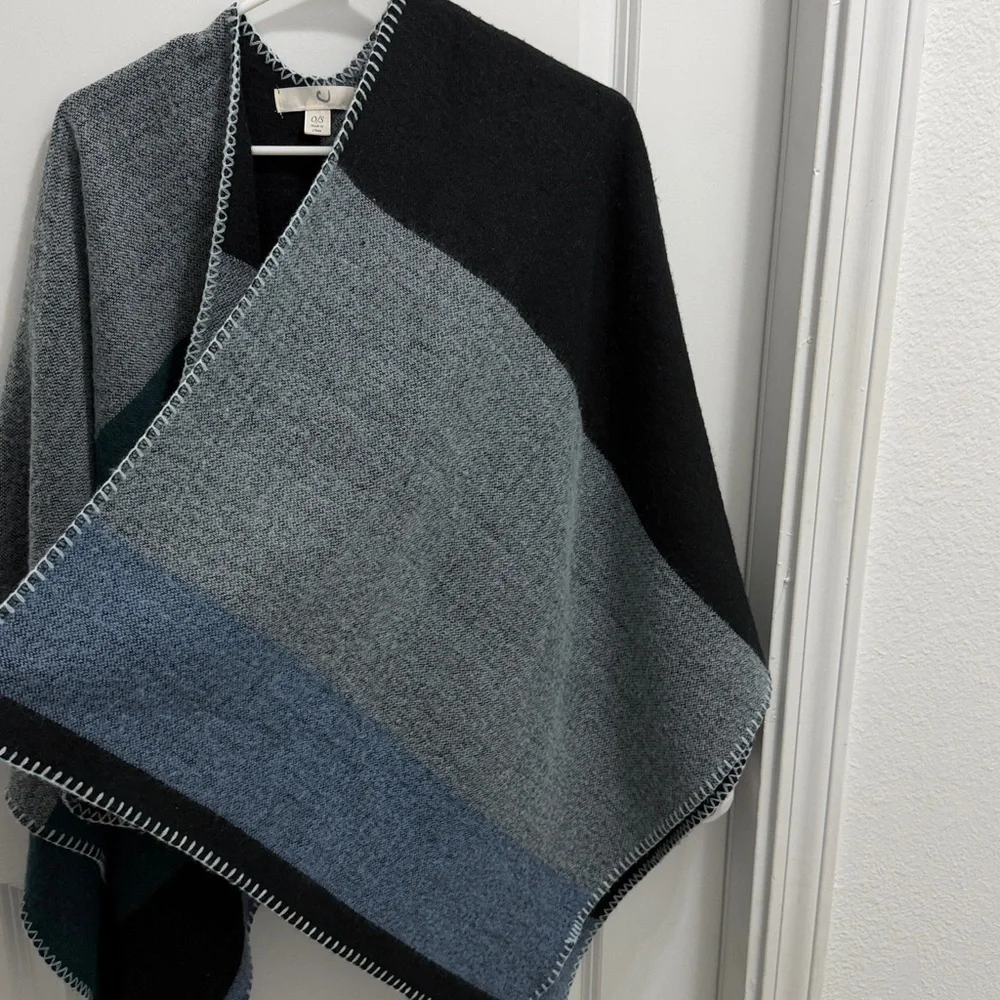 FRANCESCA'S Green Blue Color Block Shawl Poncho Acrylic Blanket Scarf RUANA